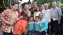 Presiden Jokowi dan Ibu Iriana foto bersama dengan keluarga mempelai pria dan wanita usai menghadiri resepsi pernikahan Novie Ayu Anggraini dan Adrian Anandika Manurung di Lenteng Agung, Jakarta, Jumat (16/2). (Liputan6.com/Pool/Biro Pers Setpres)