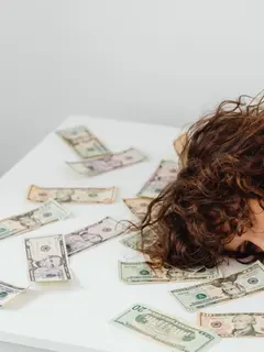 Selama sebulan, tahan belanja yang tidak penting dan lihat ke mana uang biasanya pergi. (Foto/Dok: Pixels)