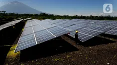 Pekerja merawat solar cell di Pembangkit Listrik Tenga Surya (PLTS) 1 MWp, Bangli, Bali, Selasa (31/8/2021). PLTS 1 MWp ini dikelola secara mandiri oleh BUMD Perusahaan Daerah Bhukti Mukti Bhakti di bawah Pemkab Bangli. (merdeka.com/Arie Basuki)