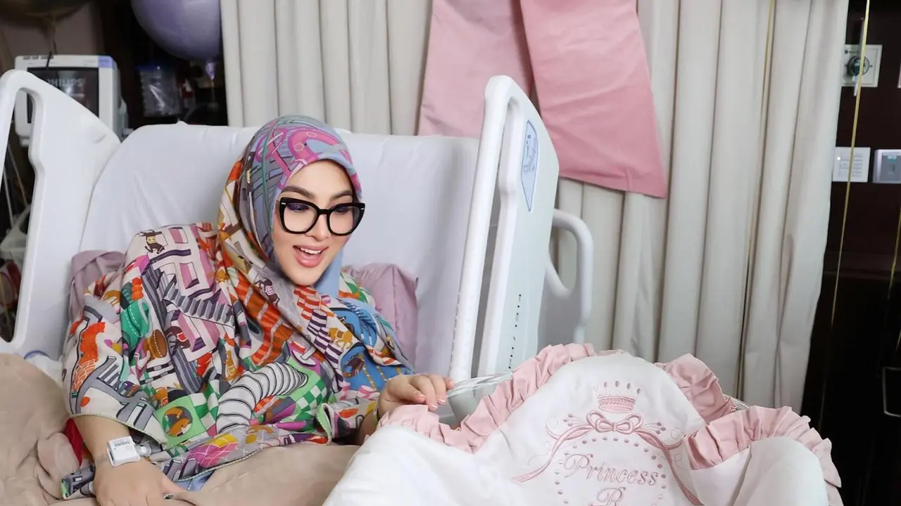 7 Potret Syahrini Unggah Momen Bareng Buah Hati, Bikin Netizen Penasaran