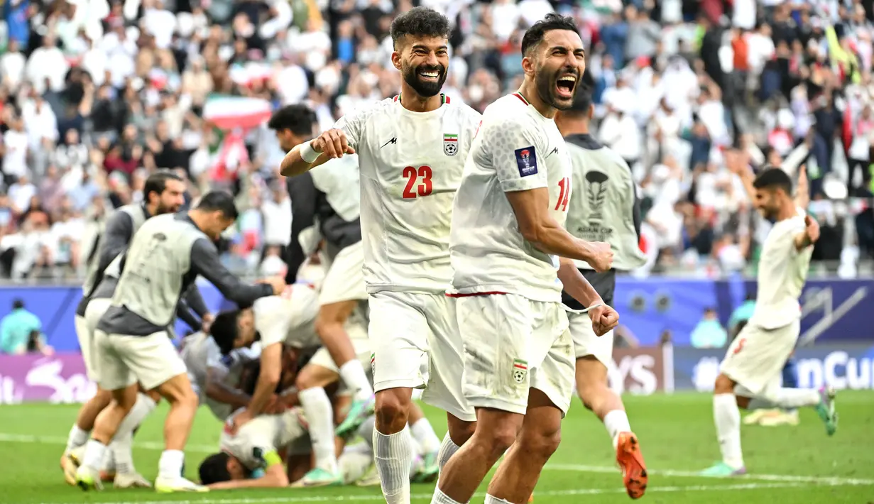 Sejumlah pemain Iran merayakan kemenangan timnya atas Jepang pada laga perempat final Piala Asia 2023 di Education City Stadium, Al Rayyan, Sabtu (03/02/2024) WIB. (AFP/Hector Retamal)