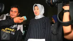 Mantan Bupati Kendal Widya Kandi Susanti memberi keterangan usai menjalani pemeriksaan di Gedung KPK, Jakarta, (17/2). KPK Periksa Mantan Bupati Kendal Terkait dalam kasus anggota Komisi V DPR RI Damayanti. (Liputan6.com/Helmi Afandi)