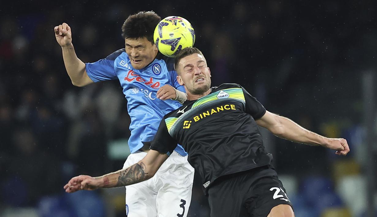 Bek Napoli Kim Min-Jae berebut bola dengan bek Lazio Elseid Hysaj pada giornata ke-25 Liga Italia di Stadion Diego Armando Maradona, Sabtu (4/3/2023) dini hari WIB.  Napoli dipermalukan Lazio pada giornata ke-25 Liga Italia. (Alessandro Garofalo/LaPresse via AP)