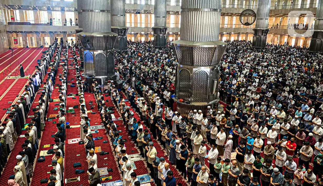 <p>Umat muslim melaksanakan sholat Jumat terakhir pada Ramadhan 1443 H di Masjid Istiqlal, Jakarta, Jumat (29/4/2021). Berdasarkan hisab, Hari Raya Idul Fitri jatuh pada 2 Mei 2022 sementara pelaksanaan rukyatul hilal (melihat posisi bulan) akan dilakukan sehari sebelumnya. (Liputan6.com/Faizal Fanani)</p>