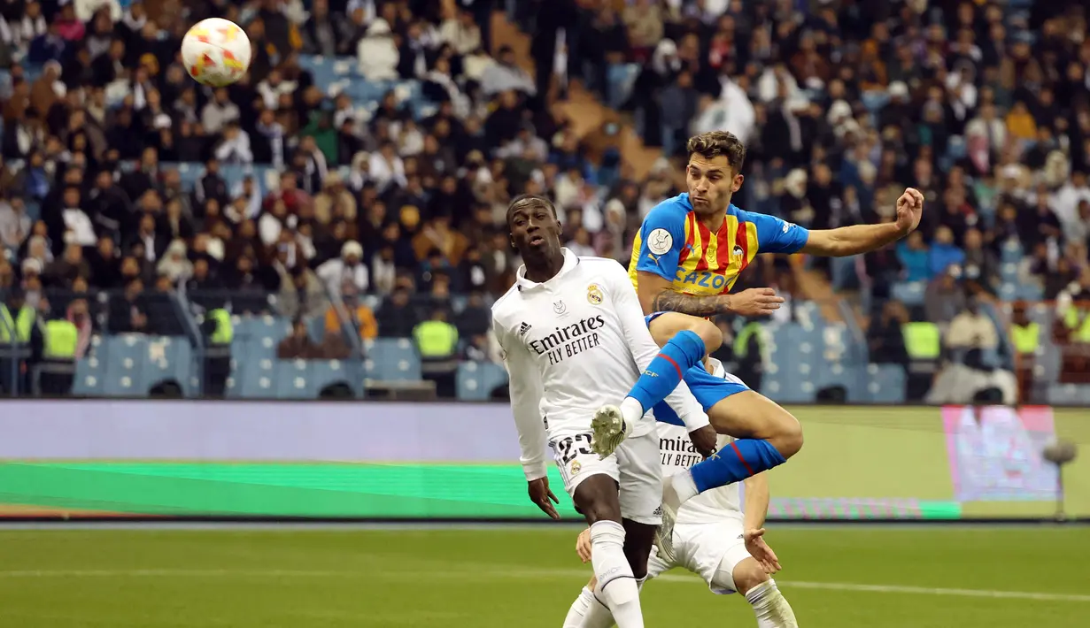 Tak ada gol yang tercipta dalam babak perpanjangan waktu 2x15 menit, meskipun kedua tim masing-masing memperoleh peluang mencetak gol. Salah satunya adalah peluang Valencia lewat Hugo Duro yang masih melambung dari mistar gawang Real Madrid. Babak perpanjangan waktu pun tuntas dan dilanjutkan dengan adu penalti. (AFP/Giuseppe Cacace)