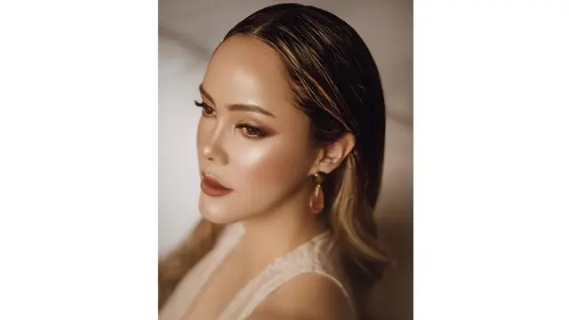 Jarang Terlihat di Layar Kaca, Ini 7 Pesona Cathy Sharon
