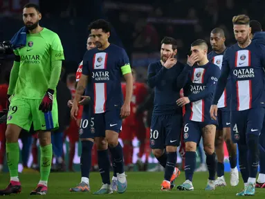 Para pemain PSG bereaksi ketika mereka meninggalkan lapangan setelah kalah dari Bayern Muenchen pada pertandingan leg pertama babak 16 besar Liga Champions di stadion Parc des Princes di Paris, Rabu (15/2/2023). Bayern menang tipis atas PSG dengan skor 1-0. (AFP/Franck Fife)