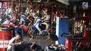 Suasana di salah satu bengkel sepeda motor di Jakarta, Jumat (16/6). Pemilik bengkel mengaku order yang ia terima naik hingga 100 persen menjelang lebaran. (Liputan6.com/Immanuel Antonius)