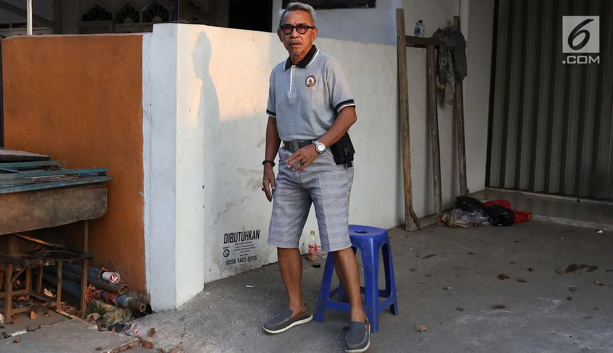 Warga berdiri di depan pertokoan yang tutup usai kerusuhan di Mako Brimob Kelapa Dua, Depok, Jawa Barat, Rabu (9/5). Enam orang dilaporkan meninggal dalam kerusuhan yang terjadi di Mako Brimob. (Liputan6.com/Immanuel Antonius)