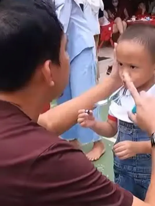 Anak bungsu Ayu Dewi dan Regi Datau mencoba hal baru. Ia ikut lomba gundu yang ditaruh di atas sendok, lucunya ia tak bisa berhenti menggoyangkan sendoknya. (Foto: Instagram/@mrsayudewi)