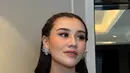 Ia terpilih sebagai muse untuk koleksi Ramadan dari sebuah brand lokal dan tampil memukau di catwalk. [@thariqhalilintar/@ochiipramita].