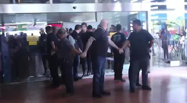 Begitu menjejakkan kaki di bandara Soekarno-Hatta, 5 Seconds of Summer langsung disambut puluhan penggemarnya.