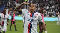 Salah satu aksi penyerang Lyon Memphis Depay pada pertandingan Ligue 1 antara timnya dan Toulouse, di di Stade des Lumieres, Lyon, Minggu (12/3/2017). Pada laga yang berakhir 4-0 itu, Depay mencetak dua gol.