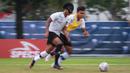 <p>Pemain Timnas Indonesia U-20, Ronaldo Kwateh saat latihan persiapan Kualifikasi Piala Asia U-20 2023 yang berlangsung di Lapangan A Gelora Bung Karno, Jakarta, Selasa (30/08/2022). (Bola.com/Bagaskara Lazuardi)</p>