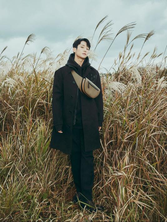 Menggunakan busana serba hitam termasuk hoodie dan jaketnya, Hae In pun memilih detail penampilan pada waist bag yang dikenakan. Penampilannya ini pun mendapat banyak pujian dari netizen. (Liputan6.com/IG/@holyhaein)