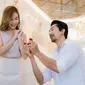 Seorang pria mengeluarkan cincin berlian untuk melamar kekasihnya. (Shutterstock/kckate16)