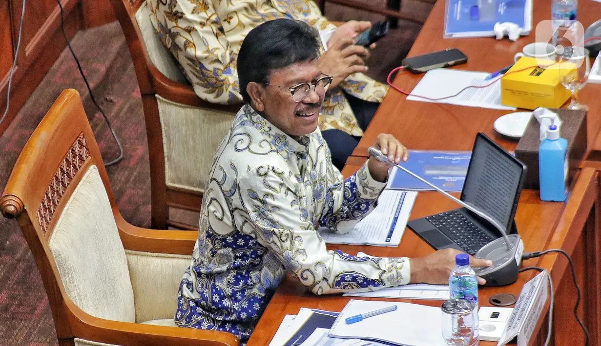 Menkominfo Johnny G. Plate saat mengikuti rapat kerja dengan Komisi I DPR terkait evaluasi pelaksanaan Analog Switch Off (ASO) di Kompleks Parlemen Senayan, Jakarta, Rabu (23/11/2022). Dalam rapat tersebut Johnny G. Plate menyampaikan bahwa sebanyak 77 lembaga penyiaran telah bersiaran seluruhnya secara digital dan 503 lembaga penyiaran bersiaran secara analog dan digital. (Liputan6.com/Angga Yuniar)
