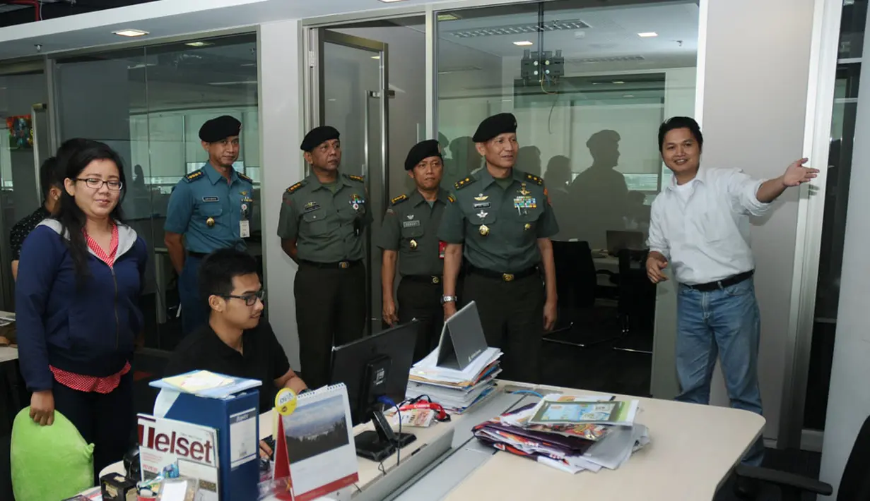 Suasana ruang redaksi Liputan6.com di Jakarta (24/4/2014), juga tidak luput dari kunjungan Kapuspen TNI Mayjen M Fuad Basya. (Liputan6.com/Helmi Fithriansyah)