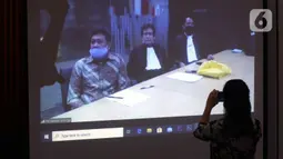 Mantan Dirut PTPN III (Persero) Dolly Pulungan menjalani sidang secara video conference di Gedung KPK, Jakarta, Rabu (13/5/2020). Dolly Pulungan dituntut 6 tahun penjara dan denda Rp 300 juta subsider 6 bulan kurungan terkait fee distribusi gula di PTPN III (Persero). (merdeka.com/Dwi Narwoko)