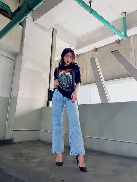 <p>Bisa jadi ide outfit hangout bersama teman ala Wendy Walters dengan menggabungkan graphic tees, wide leg jeans, dan heels hitam. (Instagram @wendywalters)</p>