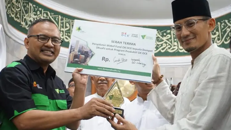 Sandiaga Uno Bagikan Al Qur'an Sekaligus Wakaf Tunai untuk Pengembangan Program OK OCE
