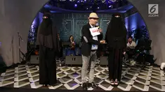 Presenter Indra Bekti saat mengumumkan 2 pemain Ayat-Ayat Cinta 2 di acara Prolog "Ayat-Ayat Cinta 2" di Senayan City, Jakarta, Jumat (7/7). Dewi Sandra dan Tatjana Saphira terpilih sebagai pemain baru di Ayat-Ayat Cinta 2. (Liputan6.com/Herman Zakharia)