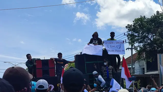 Demo mendesak usut dugaan korupsi rekayasa UKL-UPL yang menjadi syarat pengajuan dana Pemulihan Ekonomi Nasional (PEN)  di Dinas Lingkungan Hidup (DLH) Situbondo. (Dian Kurniawan/Liputan6.com)