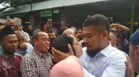 Bupati Buton Selatan Agus Feisal Hidayat sesaat sebelum menaiki mobil tahanan di PN Tipikor Kendari usai divonis 8 tahun penjara, Rabu (20/2/2019). (Liputan6.com/Ahmad Akbar Fua)