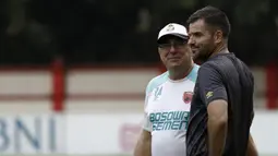 Pelatih PSM Makassar, Rene Alberts, berdiskusi dengan pelatih Bhayangkara FC, Simon McMenemy, saat bertemu di Stadion PTIK, Jakarta, Minggu (2/12). Keduanya akan bertemu pada pekan ke-33 Liga 1. (Bola.com/Vitalis Yogi Trisna)