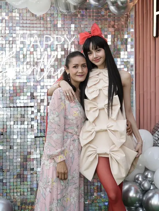 Kedekatan antara Lisa dengan sang ibu ini pun tak lepas dari perhatian netizen. Bahkan, tak sedikit pula yang menyebut jika keduanya tampak bak kakak dan adik. (Liputan6.com/IG/@chitthipbruschweiler)