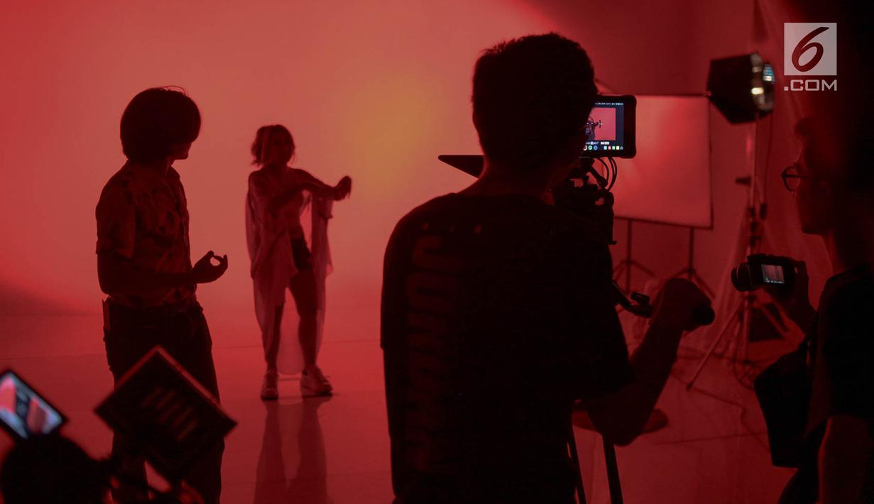 Suasana prosesi syuting video klip Aurel Hermansyah di kawasan Jakarta Barat, Kamis (25/10). Putri dari dari Anang Hermansyah ini menggarap video klip single terbaru berjudul 'kau jadi miliku'. (Liputan6.com/Faizal Fanani)