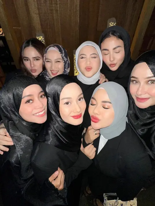 Potret kebersamaan geng Mamayu ini mendapatkan banyak pujian dari netizen. Banyak yang mendoakan semua member geng Mamayu ini tetap solehah. Foto: Instagram.