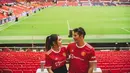 Menjadi pendukung Manchester United, Via Vallen bahkan mengunjungi Old Trafford di kota Manchester untuk berbulan madu.