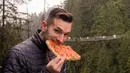 Tak sampai di situ, Phil Duncan juga senang berfoto bersama pizza. Seringnya ia berfoto di latar dengan landmark terkenal di destinasi tersebut. (instagram.com/phil.duncan)