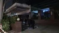 Petugas Pagari Melingkar Pintu Masuk Hotel Alexis