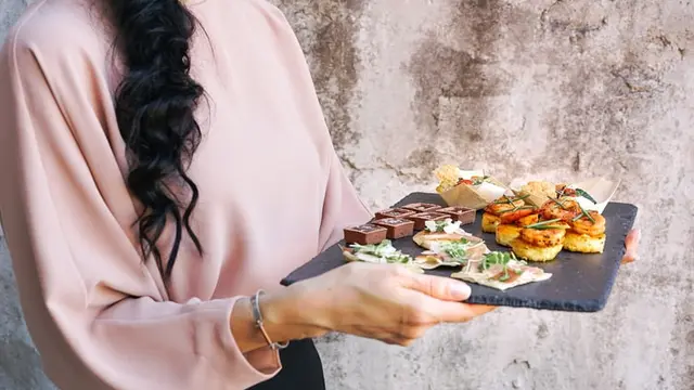 Kontradiktif, Perempuan Ini Mengaku Feminis dan Bekerja sebagai Gadis Hooters