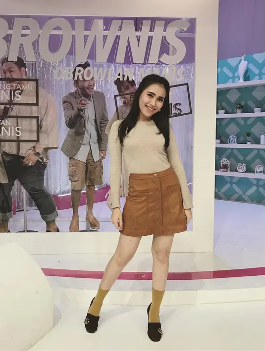 Lihat betapa imutnya pelantun tembang Sambalado saat mengenakan rok mini warna cokelat yang dipadu dengan kaus warna senada. (Foto: instagram.com/ayutingting92)