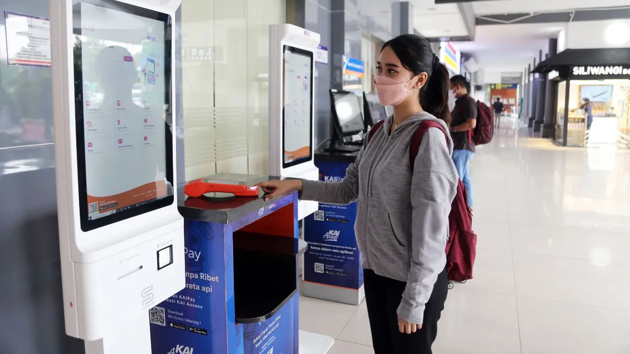 KAI Daop 8 Surabaya mulai menerapkan teknologi Face Recognition Boarding Gate di Stasiun Surabaya Gubeng. (Dian Kurniawan/Liputan6.com)