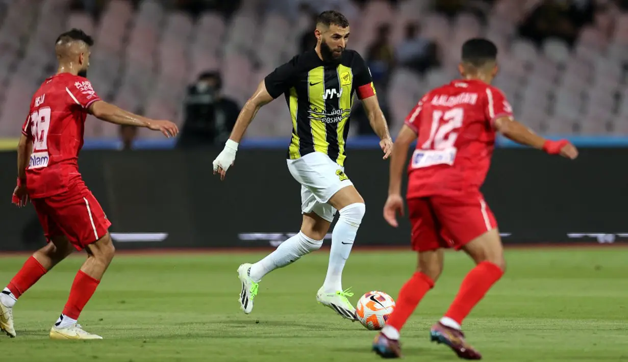 Striker gaek asal Prancis, Karim Benzema mengalami cedera ketika membela Al Ittihad kontra Al Wehda dalam lanjutan Liga Arab Saudi. (Abdel Ghani BASHIR/AFP)