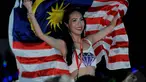 Seorang pengunjung dengan pakaian seksi tampak menikmati alunan musik di DWP 2014, Sabtu (13/12/2014). (Liputan6.com/Faisal R Syam) 