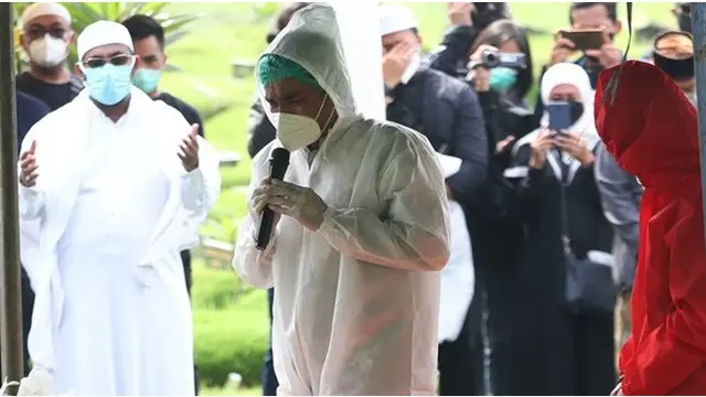 6 Potret Ketegaran Teddy Syah Melepas Kepergian Jenazah Rina Gunawan
