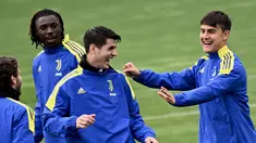 Penyerang Juventus, Alvaro Morata (kedua kiri) bersama rekan setimnya tertawa selama sesi latihan di tempat latihan Continassa di Turin, Italia (15/3/2022). Juventus akan menghadapi Villarreal pada leg kedua babak 16 besar Liga Champions di Allianz Stadium. (AFP/Marco Bertorello)