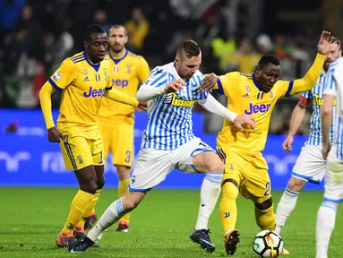 Gelandang Juventus, Kwadwo Asamoah berebut bola dengan gelandang SPAL, Jasmin Kurtic pada laga Serie A Italia di Stadion Paolo Mazza, Ferrara, Sabtu (17/3/2018). SPAL bermain imbang 0-0 dengan Juventus. (AFP/Miguel Medina)