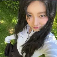 Make-up pinkish Suzy yang bikin penampilan punya vibe adem. (instagram.com/skuukzky)