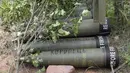 Peluru howitzer M777 yang dipasok Amerika Serikat (AS) tergeletak di tanah untuk menembaki posisi Rusia di wilayah Donbas, Ukraina, 18 Juni 2022. Pada salah satu peluru tertulis: "Tidak ada yang terlupakan". (AP Photo/Efrem Lukatsky)