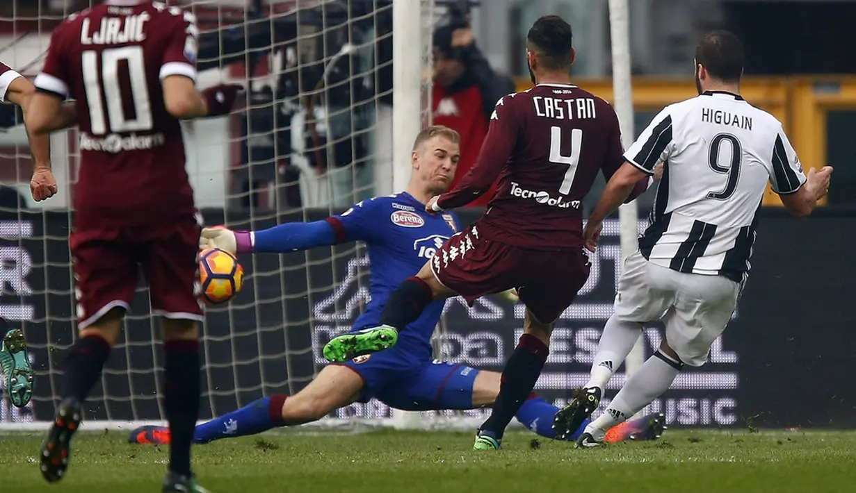 Striker Juventus, Gonzalo Higuain, mencetak gol ke gawang Torino yang dijaga Joe Hart dalam laga pekan ke-16 Serie A 2016-2017 di Stadion Olimpico Grande Torino, Minggu (11/12/2016). (AFP/Marco Bertorello)