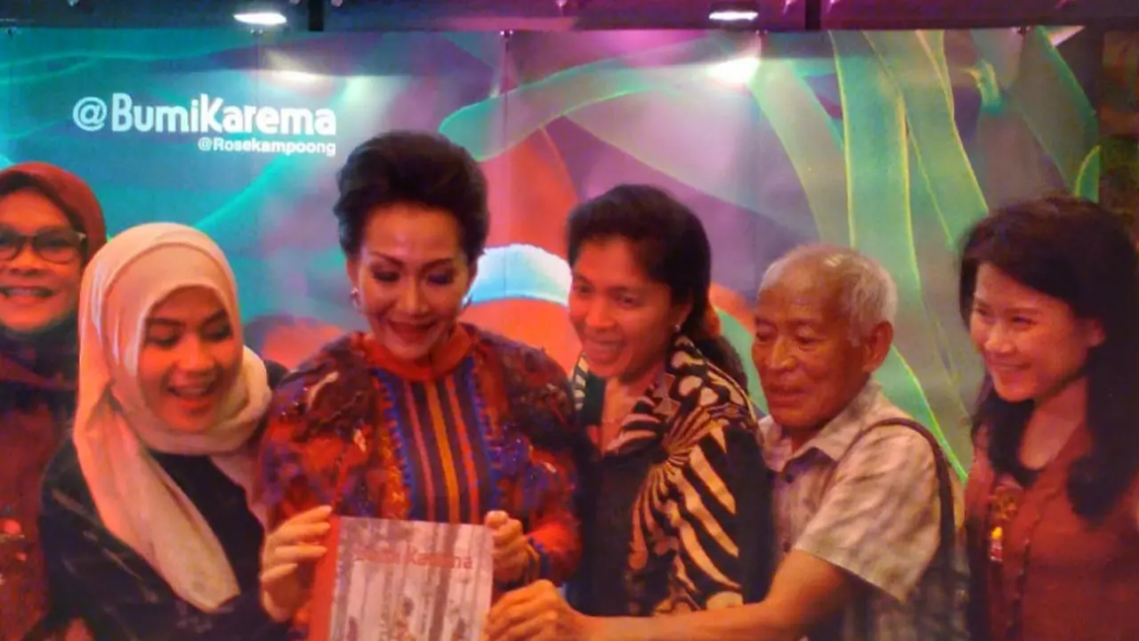 Fotografer Ruthy Bambang Waskito meluncurkan buku fotonya berjudul 'Bumi Karema' di Hotel Borobudur, Rabu 27 Maret 2019. Foto (Liputan6.com/Yopi Makdori)