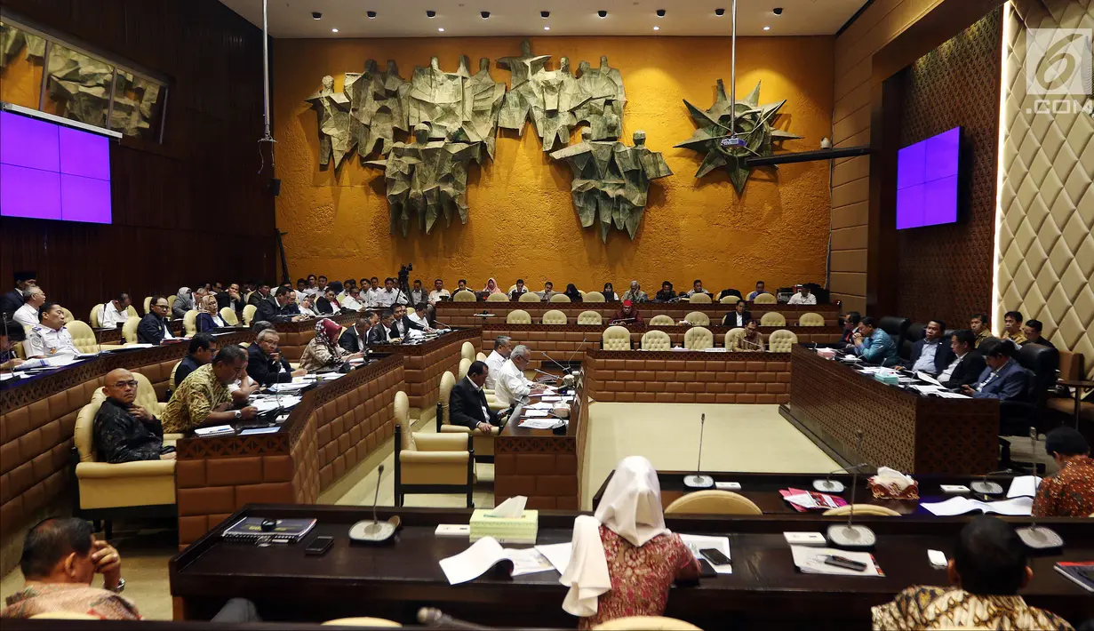 Suasana rapat kerja Komisi V DPR dengan Menteri PUPR Basuki Hadimuljono, Menteri Desa, Pembangunan Daerah Tertinggal, dan Transmigrasi Eko Putro Sandjojo, dan Menhub Budi Karya Sumadi di Jakarta, Rabu (6/6). (Liputan6.com/JohanTallo)