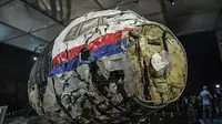 Dengan menggunakan hampir 1.500 puing pesawat, penyidik merakit ulang MH17 (Reuters/Dailymail.com). 