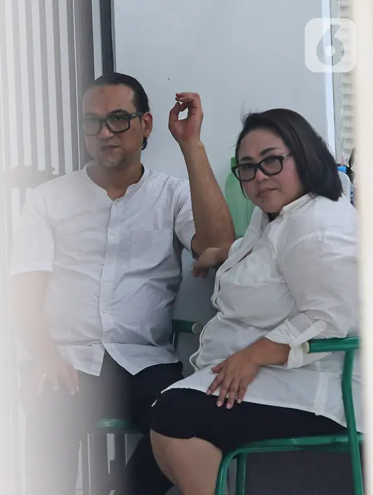 Dua terdakwa kasus dugaan penyalahgunaan narkotika Tri Retno Prayudati atau Nunung (kanan) dan suaminya July Jan Sambiran (kiri) bersiap menjalani sidang di PN Jakarta Selatan, Rabu (27/11/2019). Nunung dan July akan menjalani sidang putusan. (Liputan6.com/Herman Zakharia)